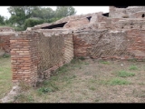 04958 ostia - regio i - insula xvii - caseggiato con fornace (i,xvii,1) - suedseite - 2. raum von osten - westseite - 09-2023.jpg